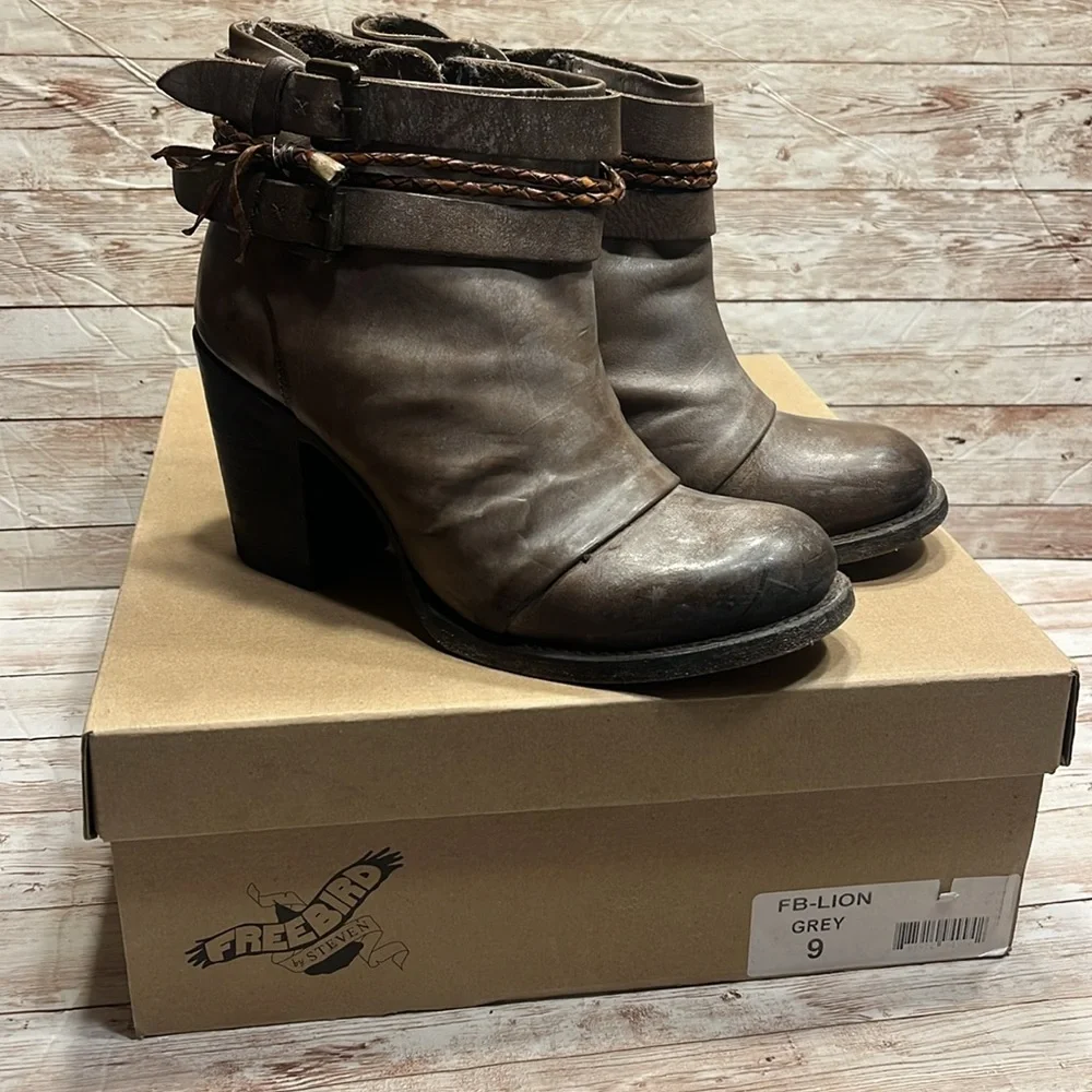 Free Bird by Steven Lion Gray Booties Size 9